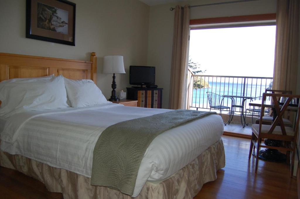 Mayne Island 3*