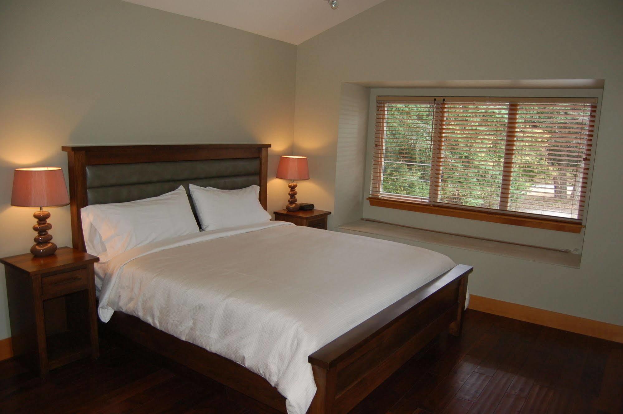 Mayne Island Hotel Bennett Bay