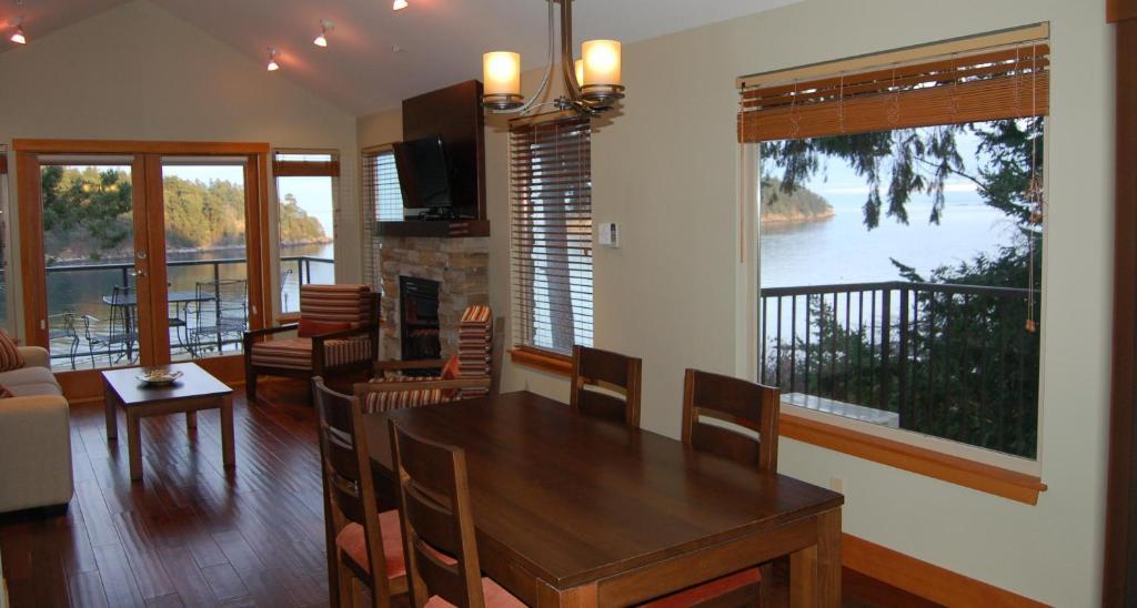 Mayne Island Hotel 3*