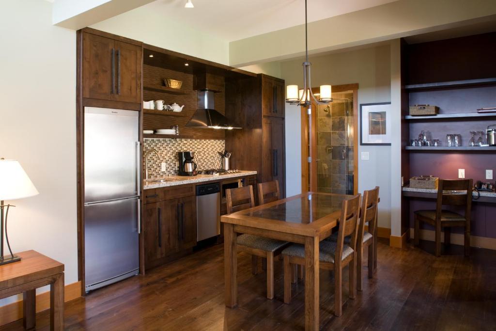 Mayne Island Hotel 3*